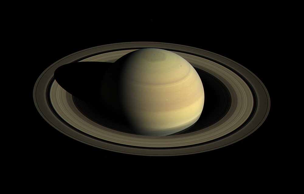 卡西尼探测器梁回归土星的新形象